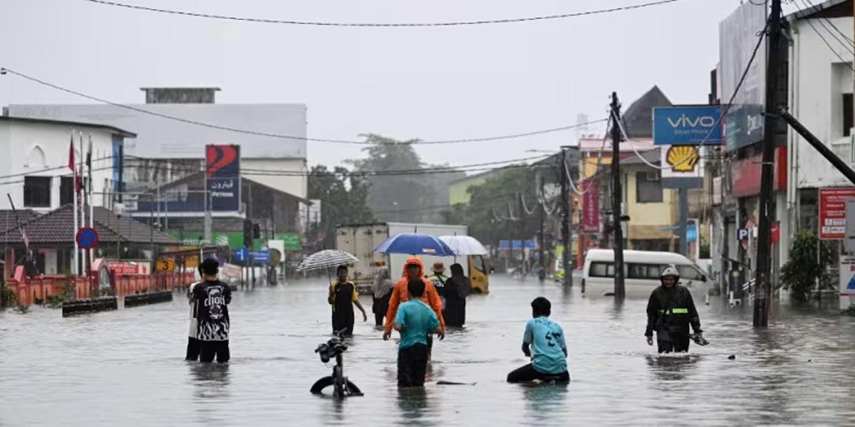 মালয়েশিয়ায় বন্যা, বাস্তুচ্যুত লক্ষাধিক মানুষ