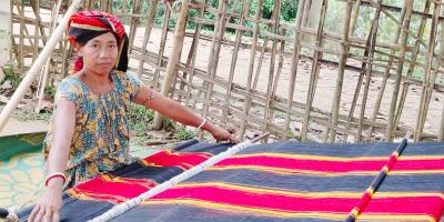 বৈসাবি উৎসবে কোমর তাঁতে ব্যস্ত পাহাড়ি নারীরা