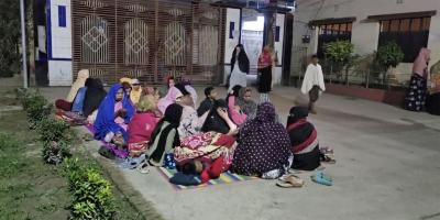 নরসিংদীতে ভূমিকম্প আতঙ্কে রাতে খোলা মাঠে মানুষ