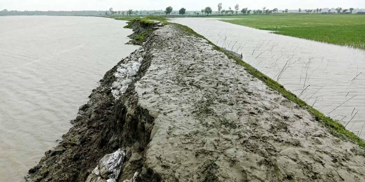 খুলনার বেড়িবাঁধ ভাঙ্গার শঙ্কায় উপকূলবাসী