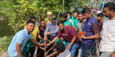 বিভিন্ন সংগঠনকে নিয়ে সাতক্ষীরায় বন্ধুজন-এর বৃক্ষরোপণ