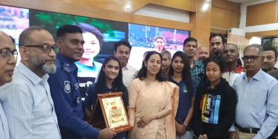 সাফজয়ী ৩ নারী ফুটবলারকে ঠাকুরগাঁও জেলা প্রশাসনের সংবর্ধনা