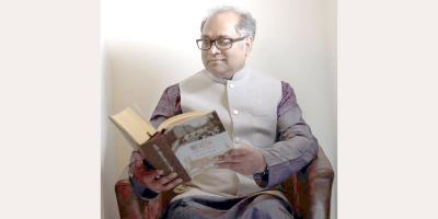 মঞ্চনাটকে অবদানের জন্য নাট্যকার ড. মুকিদ চৌধুরীকে সম্মাননা