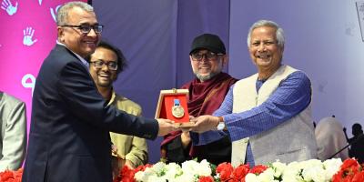 ‘বাংলা একাডেমি সাহিত্য পুরস্কার’ তুলে দিলেন প্রধান উপদেষ্টা