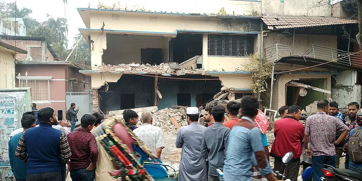 বরিশালে আমু, সাদিক ও সবুর খানের বাড়ি ভাঙচুর