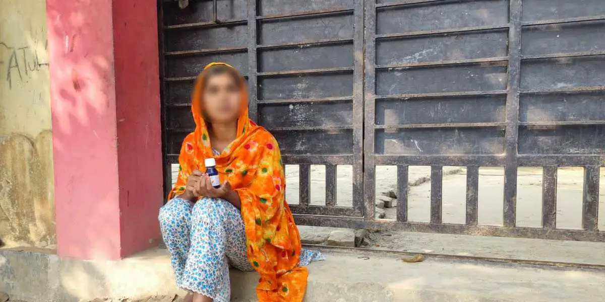 বিষের বোতল হাতে প্রেমিকের বাড়ির সামনে হাজির প্রেমিকা
