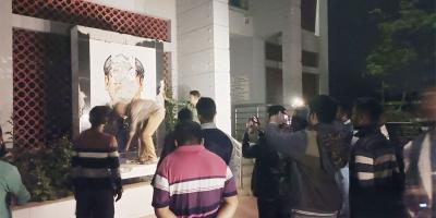 সাতক্ষীরায় গুঁড়িয়ে দেওয়া হলো বঙ্গবন্ধুর ভাস্কর্য