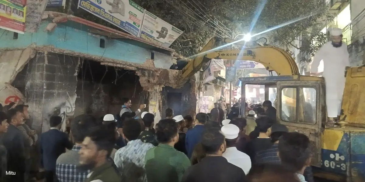 গুঁড়িয়ে দেওয়া হলো কিশোরগঞ্জ জেলা আওয়ামী লীগ কার্যালয়