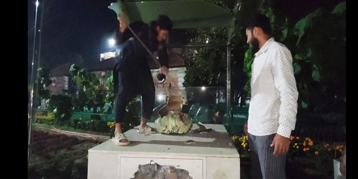 ভাঙা হলো দেশের সবচেয়ে বড় বঙ্গবন্ধুর ম্যুরাল