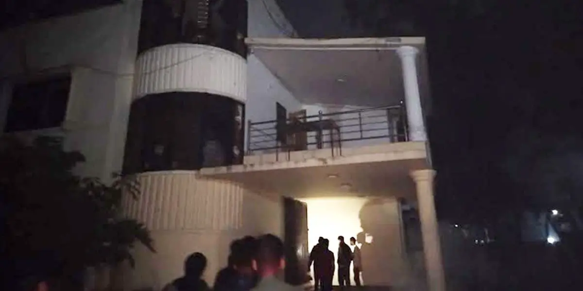 সাবেক সেনাপ্রধান মঈন ইউ আহমেদের বাড়িতে অগ্নিসংযোগ