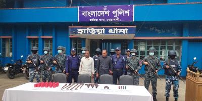 ডেভিল হান্ট অভিযানে দুর্বৃত্তদের ককটেল হামলা, অস্ত্রসহ গ্রেপ্তার ২