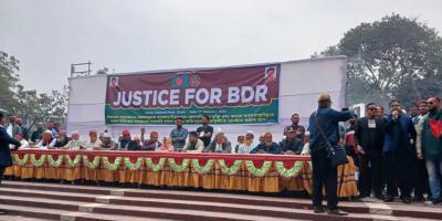 ৬ দফা দাবিতে শহিদ মিনারে বিডিআরের চাকরিচ্যুতরা