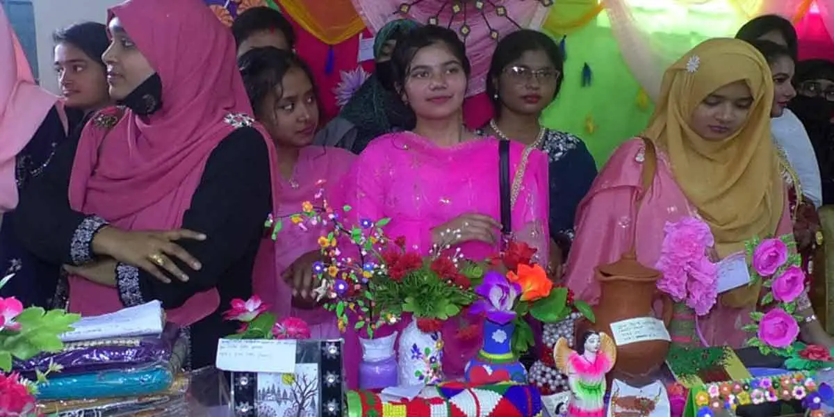টুঙ্গিপাড়ায় নারী উদ্যোক্তাদের তৈরি পণ্যের প্রদর্শনী