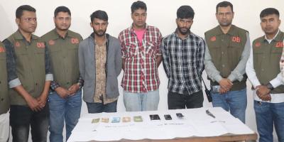 বাসে ডাকাতি ও শ্লীলতাহানি: শ্যালক-দুলাভাইসহ অংশ নেয় ৭ জন