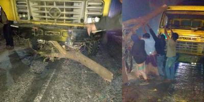 পাবনায় মধ্যরাতে সড়কে গাছ ফেলে  ৪০ গাড়িতে ডাকাতি