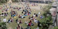 গামলায় বন্ধুদের সঙ্গে ইফতারি ভাগাভাগি