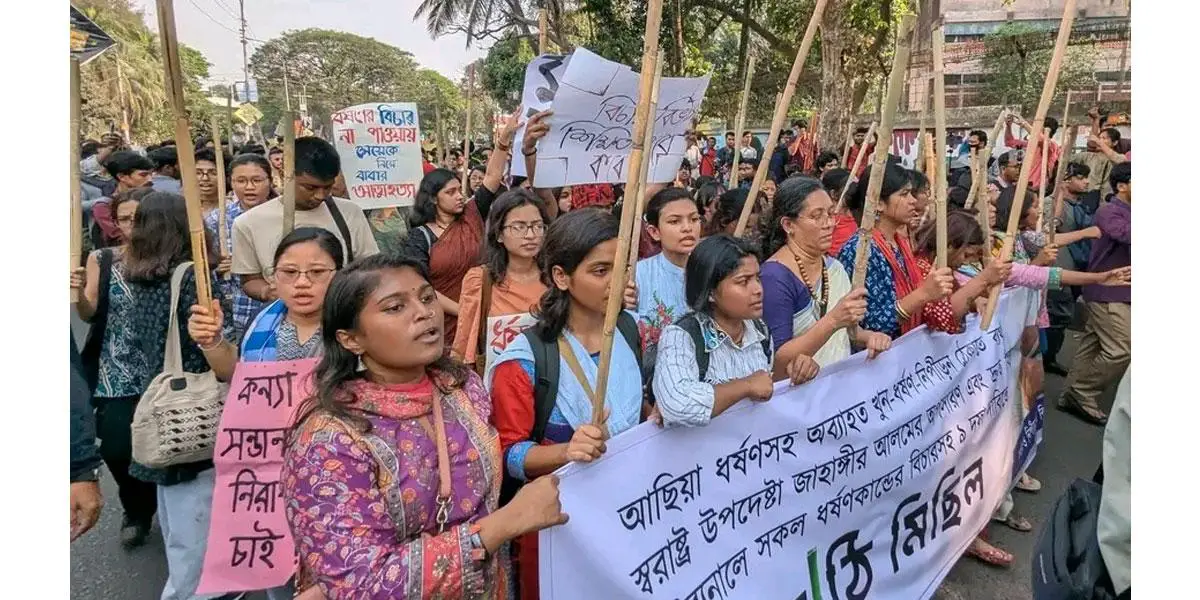 ক্ষোভে পুড়ছে ক্যাম্পাস, ধর্ষণের সর্বোচ্চ বিচার দাবি শিক্ষার্থীদের