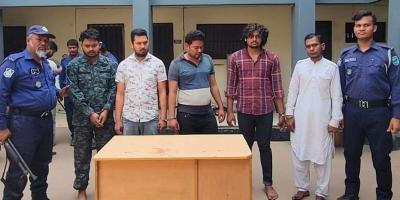 গাড়িতে ডাকাতির ঘটনায় পুলিশ-নৌবাহিনীর বরখাস্ত সদস্যসহ গ্রেপ্তার ৫