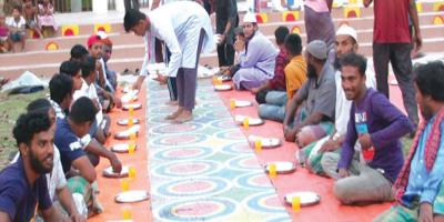 গোপালগঞ্জে দরিদ্র মানুষের পাশে শিক্ষার্থীরা