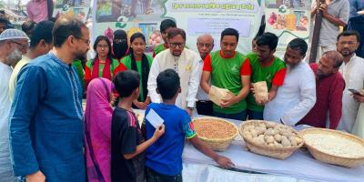 কাজীর দেউড়ি কাঁচাবাজারে প্লাস্টিক জমা দিয়ে পাওয়া যাচ্ছে নিত্যপণ্য