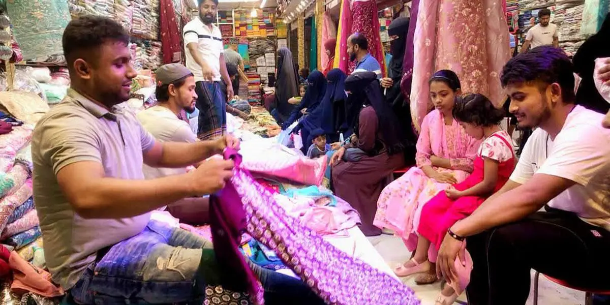 দাউদকান্দিতে জমে উঠেছে ঈদের বাজার
