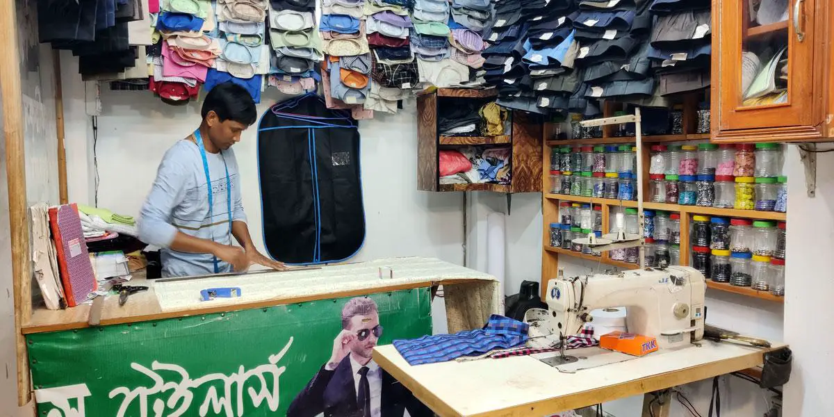 দিনাজপুরে ঈদ উপলক্ষে দর্জিপাড়ায় বাড়ছে ব্যস্ততা