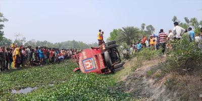 হিলিতে নিয়ন্ত্রণ হারিয়ে ট্যাংক লরি খাদে, নিহত ২