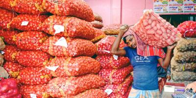 আমদানির খবরে নিম্নমুখী পেঁয়াজের দাম