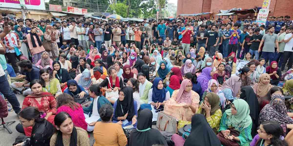 প্রতিবাদে মহাসড়ক অবরোধ রুয়েট শিক্ষার্থীদের