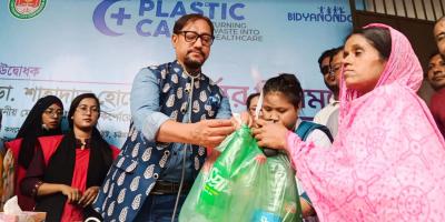 চট্টগ্রামে প্লাস্টিক বর্জ্যের বিনিময়ে চিকিৎসাসেবা চালু