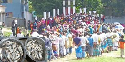 ফরিদপুরে ১০ টাকায় ইলিশ মাছ পেল গরীব-অসহায় মানুষ
