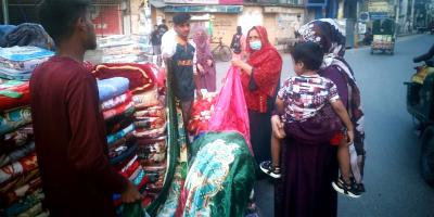 শীত না এলেও রাজশাহীতে কম্বলের বাজার গরম