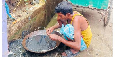 ময়লার ভেতরে কোটি টাকার স্বর্ণ!