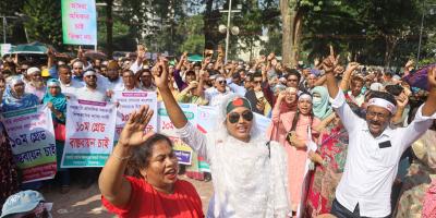 কেন্দ্রীয় শহিদ মিনারে প্রাথমিক শিক্ষকদের অবস্থান কর্মসূচি