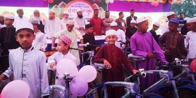 টানা ৪০ দিন জামাতে নামাজ পড়ে সাইকেল পেল ৩৭ শিশু