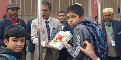 বছরের প্রথম দিনে নতুন বই হাতে পেল দিনাজপুরের শিক্ষার্থীরা