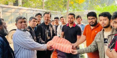 জন্মদিনে কর্মচারীদের মাঝে জবি ছাত্রদল নেতার কম্বল বিতরণ