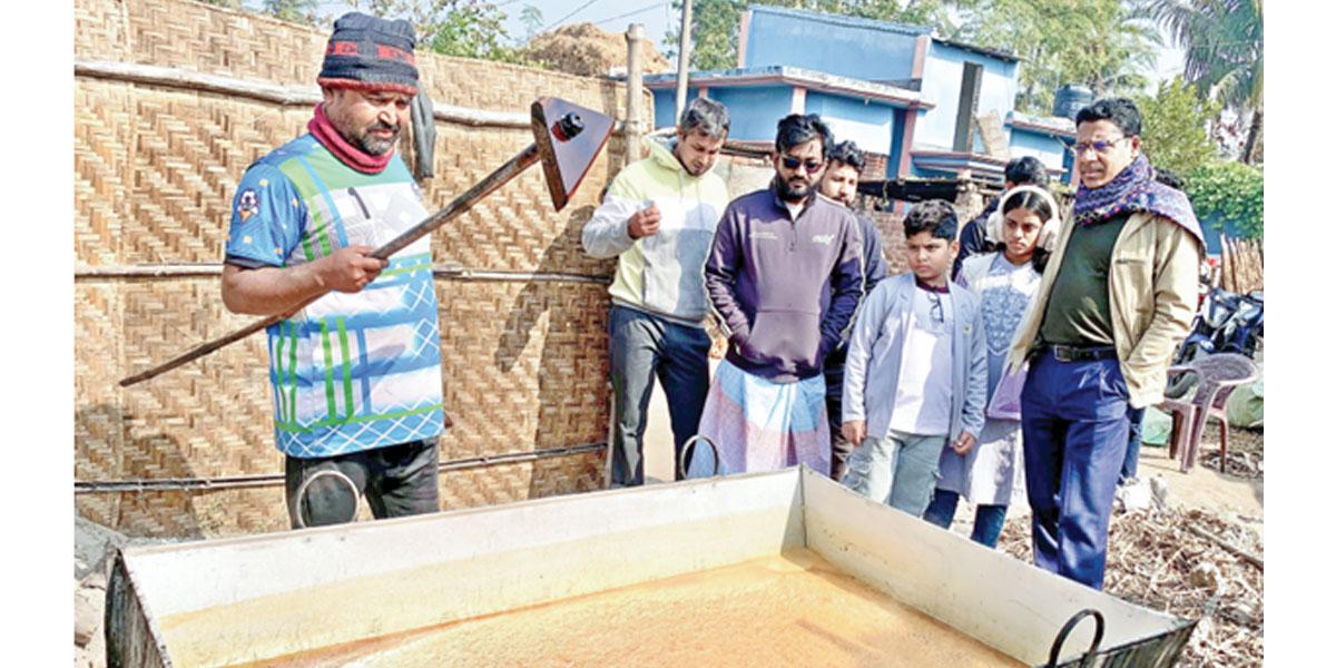 রাজশাহীতে অনলাইনে আম ও গুড় বিক্রি করে সফল মুরাদ