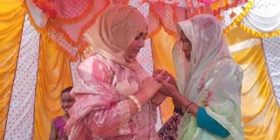 হান্নান মাসউদের স্ত্রীকে স্বর্ণের আংটি উপহার দিলেন বৃদ্ধা