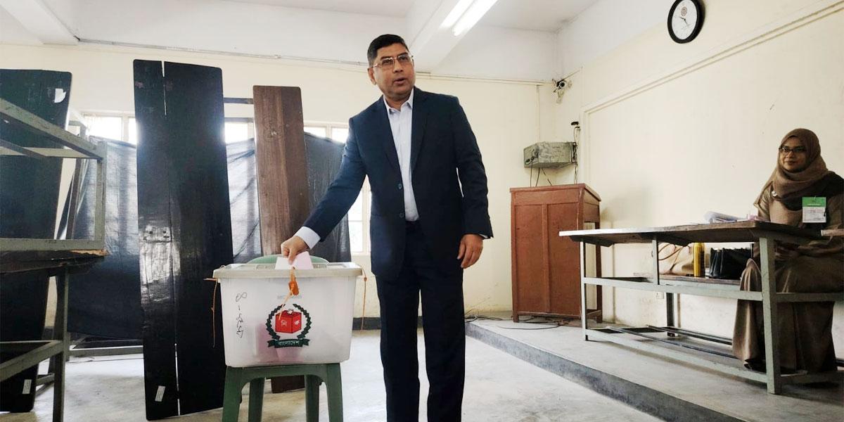 ভোট দিলেন সেনাপ্রধান