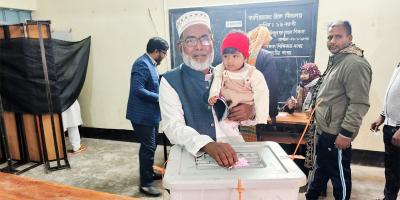 রাজশাহী-৩ আসন: ভোট দিলেন দাঁড়িপাল্লার প্রার্থী আবুল কালাম আজাদ