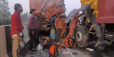 ঢাকা-মাওয়া এক্সপ্রেসওয়েতে ট্রাকের পেছনে ট্রাকের ধাক্কা, নিহত ১