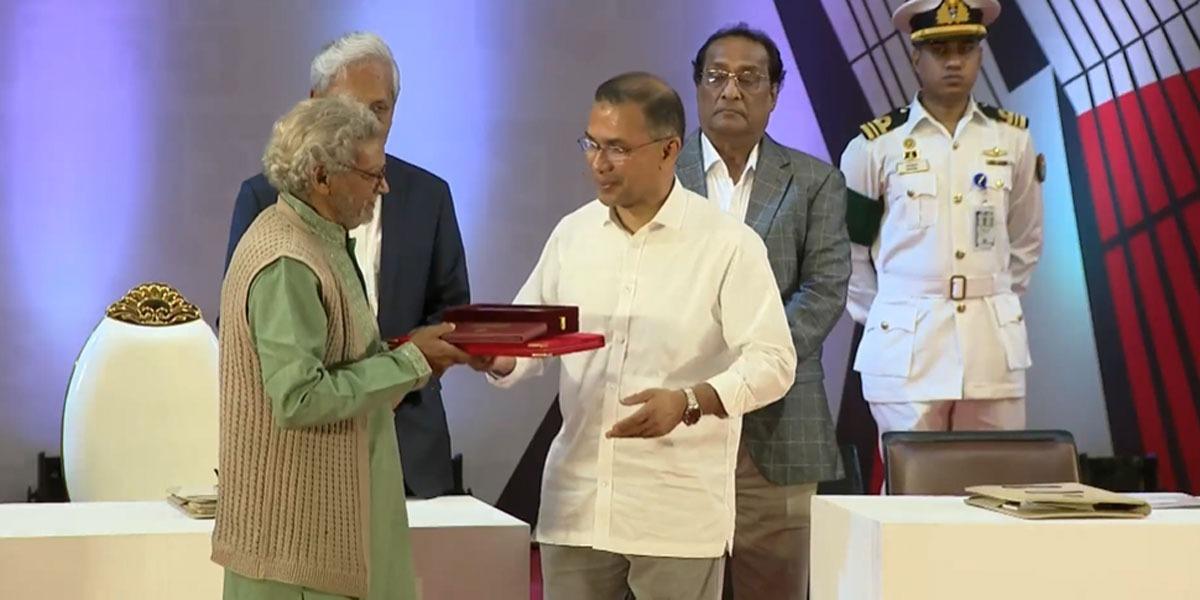 একুশে পদক প্রদান করেছেন প্রধানমন্ত্রী