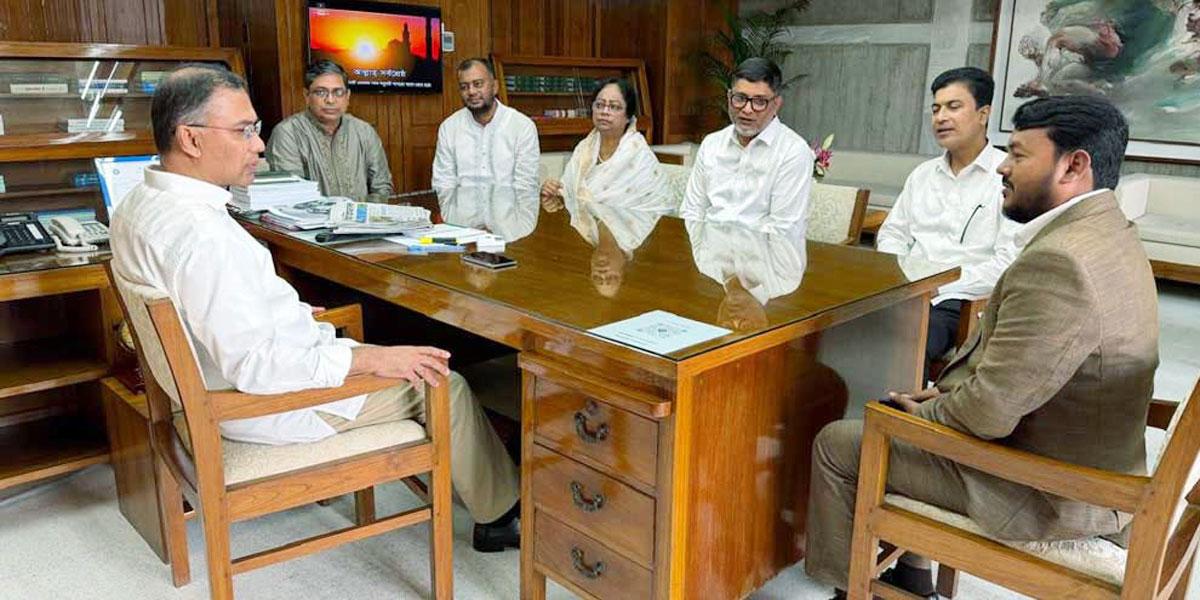 প্রধানমন্ত্রীর সঙ্গে সাক্ষাৎ করেছেন ৫ সিটি করপোরেশনের নতুন প্রশাসকরা