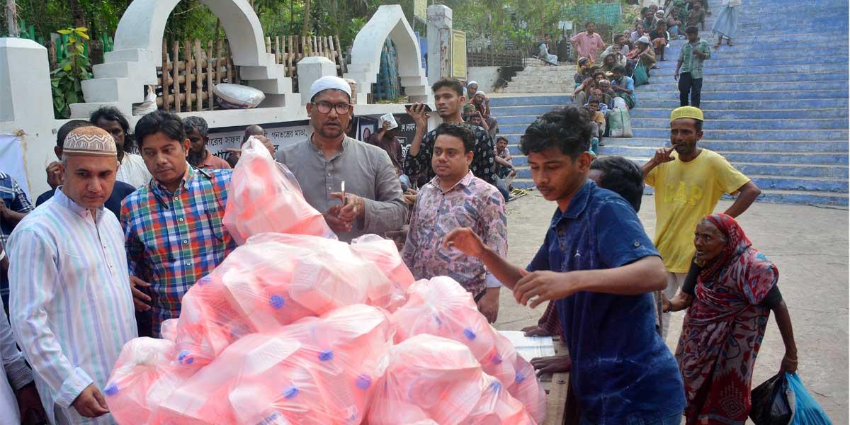 খবরের কাগজ পত্রিকার পাঠক ফোরাম ‘বন্ধুজন’-এর উদ্যোগে ইফতার বিতরণ