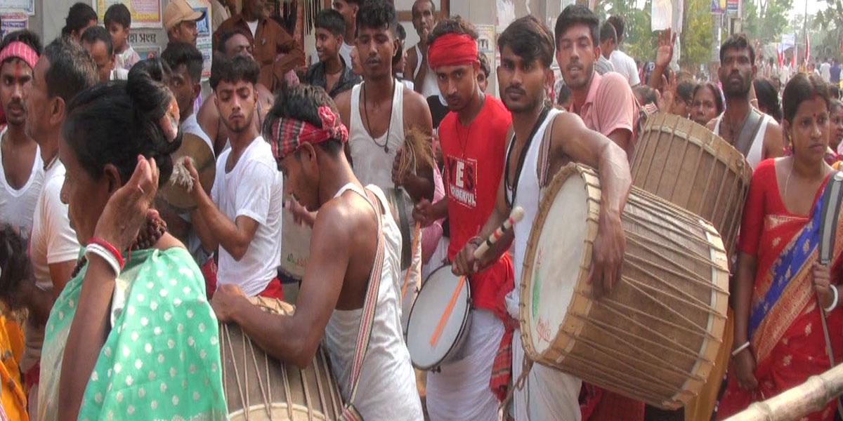 গোপালগঞ্জের ওড়াকান্দি ঠাকুরবাড়িতে বারুনী স্নানোৎসব শুরু