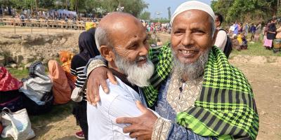 খাল পুনর্খনন অনুষ্ঠানে দুই বন্ধুর আবেগঘন পুনর্মিলন