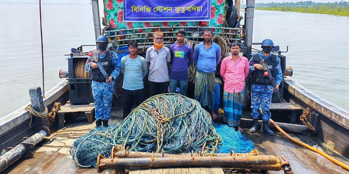 কুতুবদিয়ায় অবৈধ ট্রলিং বোট ও জালসহ ৫ জেলে আটক