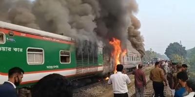 চট্টলা এক্সপ্রেসের আগুন নিয়ন্ত্রণে, বিকল্প রুটে ট্রেন চলাচল