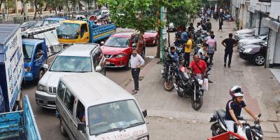 রাজধানীতে তেলসংকট, লাইনের কূলকিনারা পাচ্ছেন না চালকরা